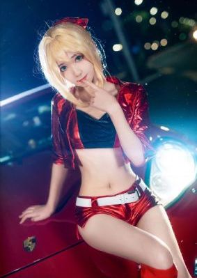 女仆露出双乳给客人玩
